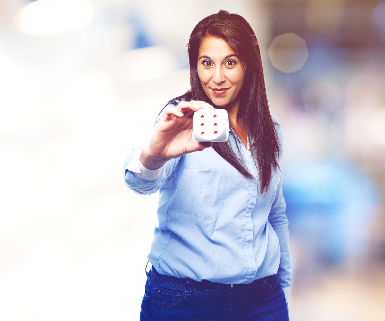 Profesional en traje respondiendo preguntas frecuentes